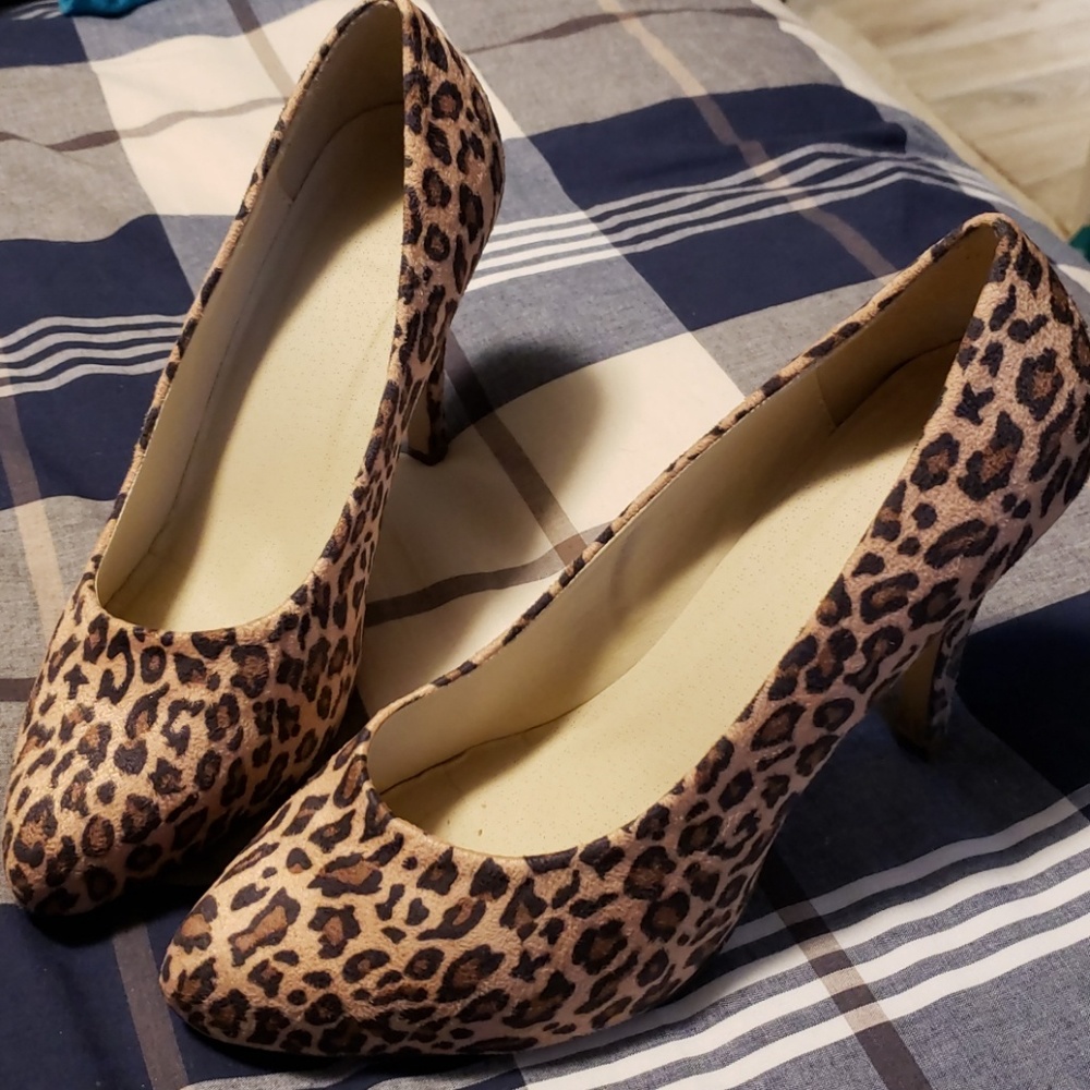 Leopard print soft suede like pumps